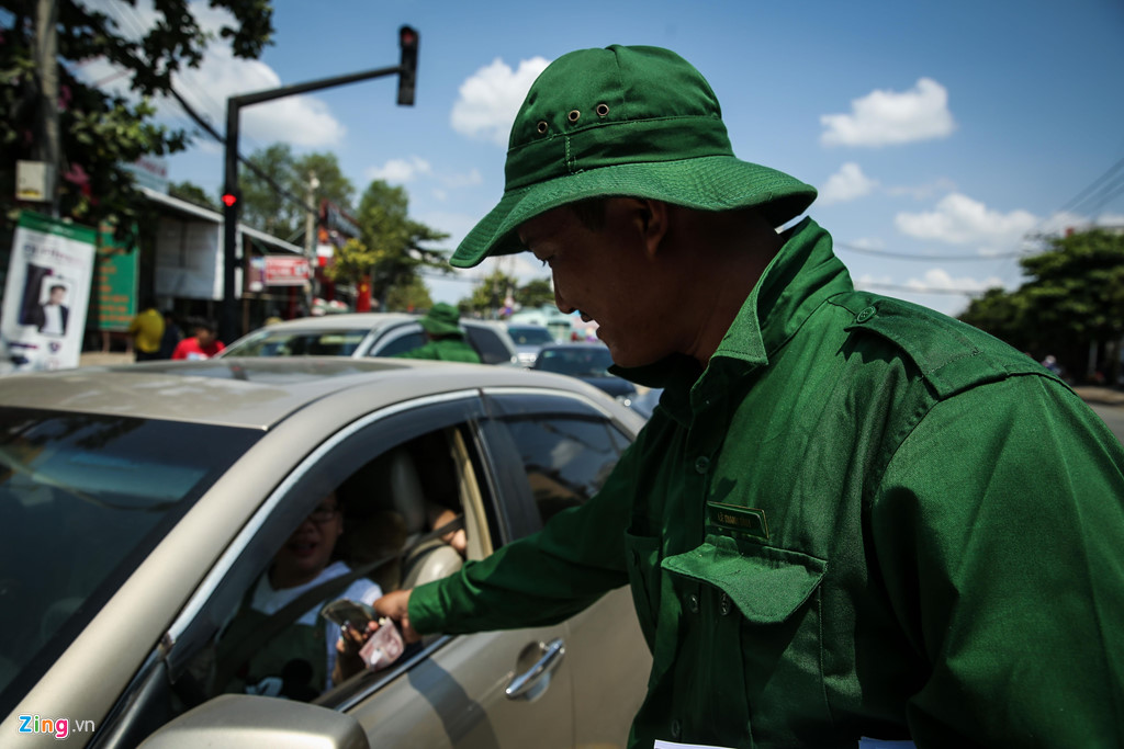 Đường qua Cần Giờ kẹt cứng, người Sài Gòn chờ hơn 4 giờ để lên phà