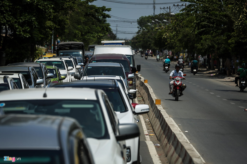 Đường qua Cần Giờ kẹt cứng, người Sài Gòn chờ hơn 4 giờ để lên phà