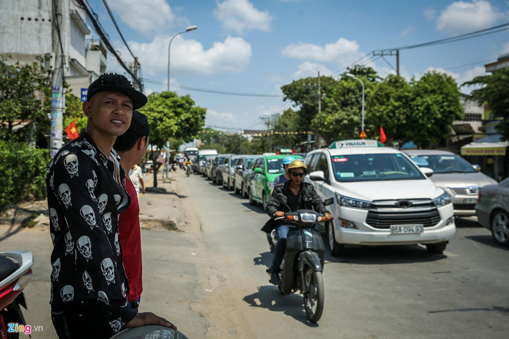 Đường qua Cần Giờ kẹt cứng, người Sài Gòn chờ hơn 4 giờ để lên phà