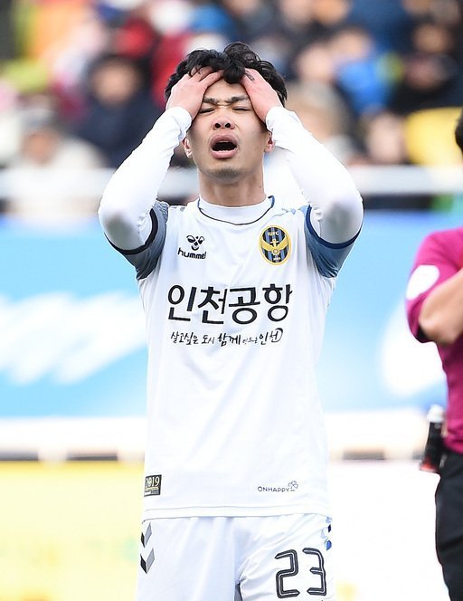 Công Phượng mất chỗ Incheon United: Thầy chê, đồng đội quay lưng...