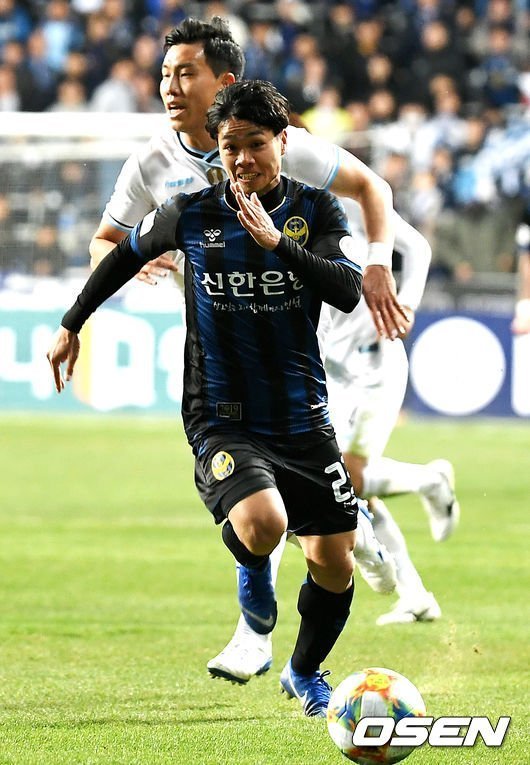 Công Phượng mất chỗ Incheon United: Thầy chê, đồng đội quay lưng...