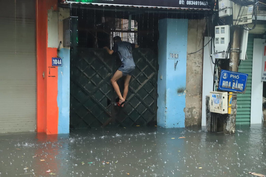 Hà Nội ngập sâu, sinh hoạt của người dân đảo lộn sau cơn mưa lớn