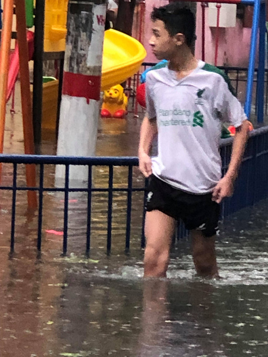 Hà Nội ngập sâu, sinh hoạt của người dân đảo lộn sau cơn mưa lớn