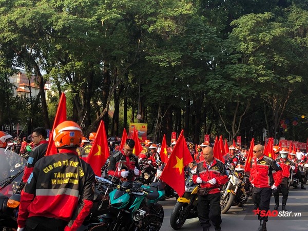 Phố phường Thủ đô Hà Nội và TP.HCM rực rỡ cờ hoa trong ngày đại lễ 30/4