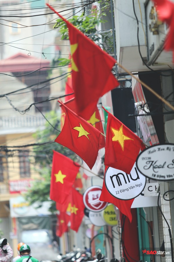 Phố phường Thủ đô Hà Nội và TP.HCM rực rỡ cờ hoa trong ngày đại lễ 30/4