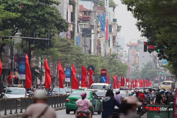 Phố phường Thủ đô Hà Nội và TP.HCM rực rỡ cờ hoa trong ngày đại lễ 30/4