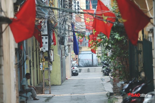 Phố phường Thủ đô Hà Nội và TP.HCM rực rỡ cờ hoa trong ngày đại lễ 30/4