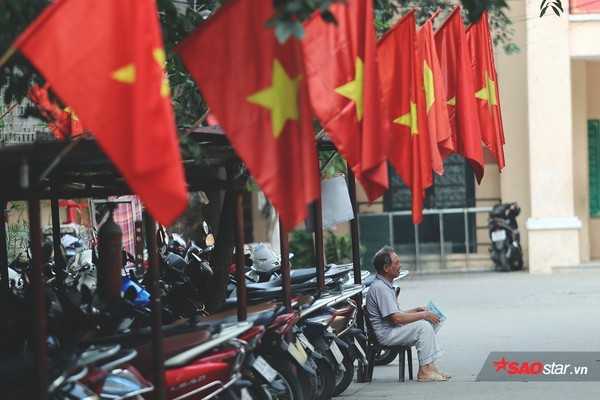 Phố phường Thủ đô Hà Nội và TP.HCM rực rỡ cờ hoa trong ngày đại lễ 30/4