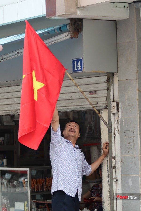 Phố phường Thủ đô Hà Nội và TP.HCM rực rỡ cờ hoa trong ngày đại lễ 30/4