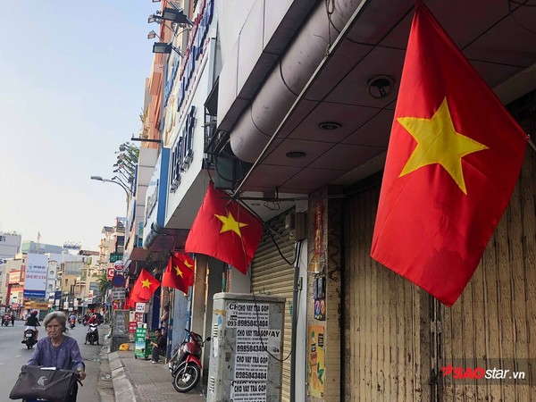 Phố phường Thủ đô Hà Nội và TP.HCM rực rỡ cờ hoa trong ngày đại lễ 30/4