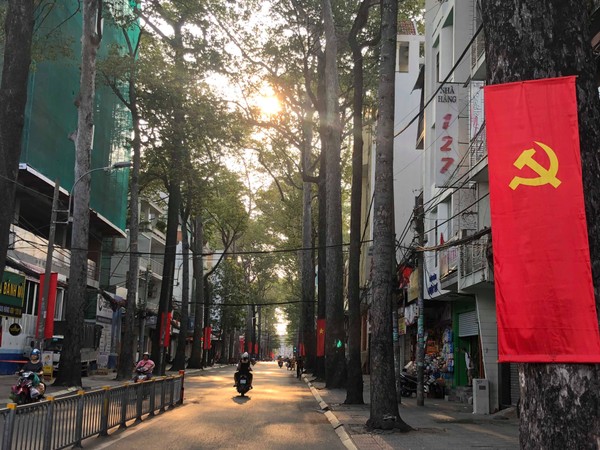 Phố phường Thủ đô Hà Nội và TP.HCM rực rỡ cờ hoa trong ngày đại lễ 30/4