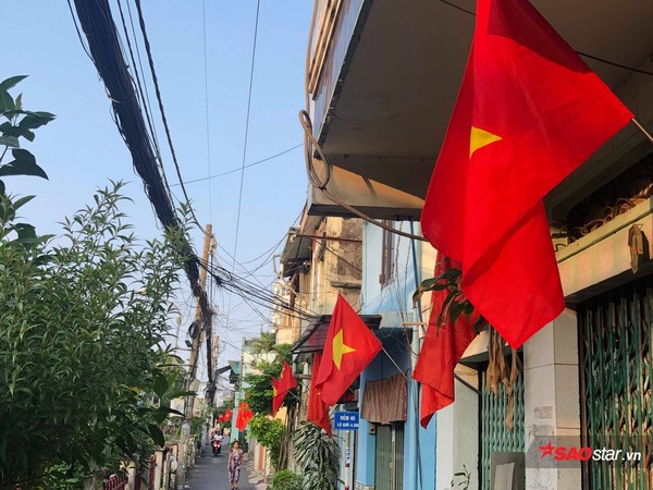 Phố phường Thủ đô Hà Nội và TP.HCM rực rỡ cờ hoa trong ngày đại lễ 30/4