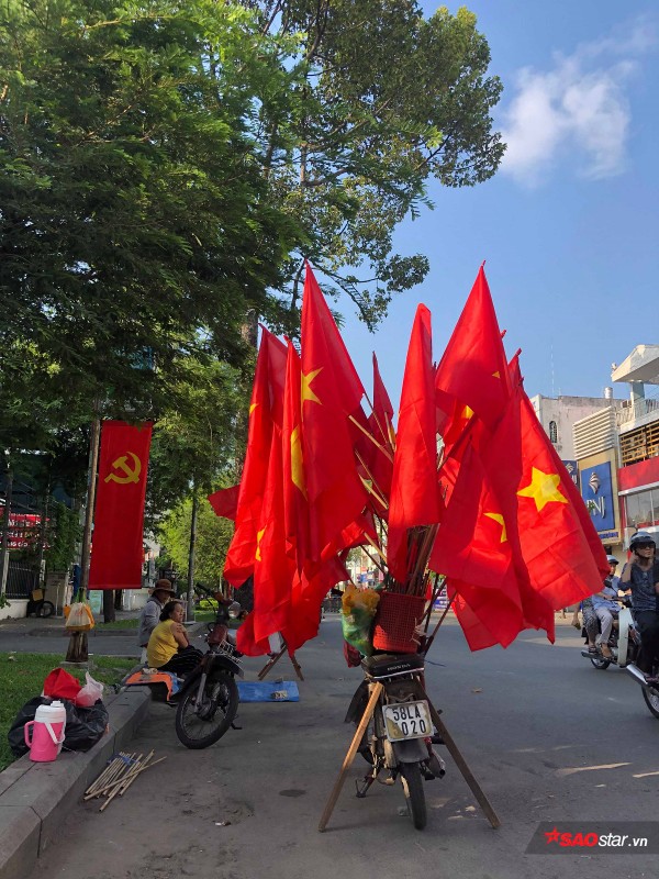 Phố phường Thủ đô Hà Nội và TP.HCM rực rỡ cờ hoa trong ngày đại lễ 30/4