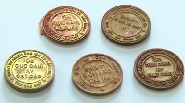 Phát hiện 1 tấn bằng giả, 1.200 con dấu trường học được 2 anh em tiêu thụ khắp cả nước