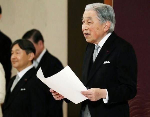 Nhật hoàng chính thức thoái vị