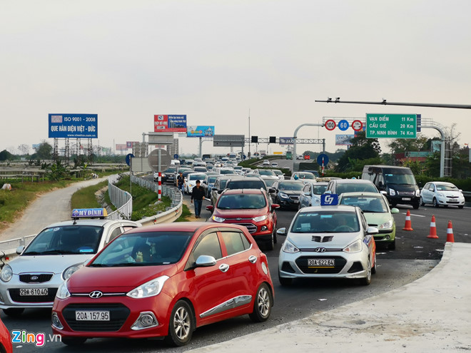 Xe quá nhiều, cao tốc Pháp Vân - Cầu Giẽ tạm cấm đường