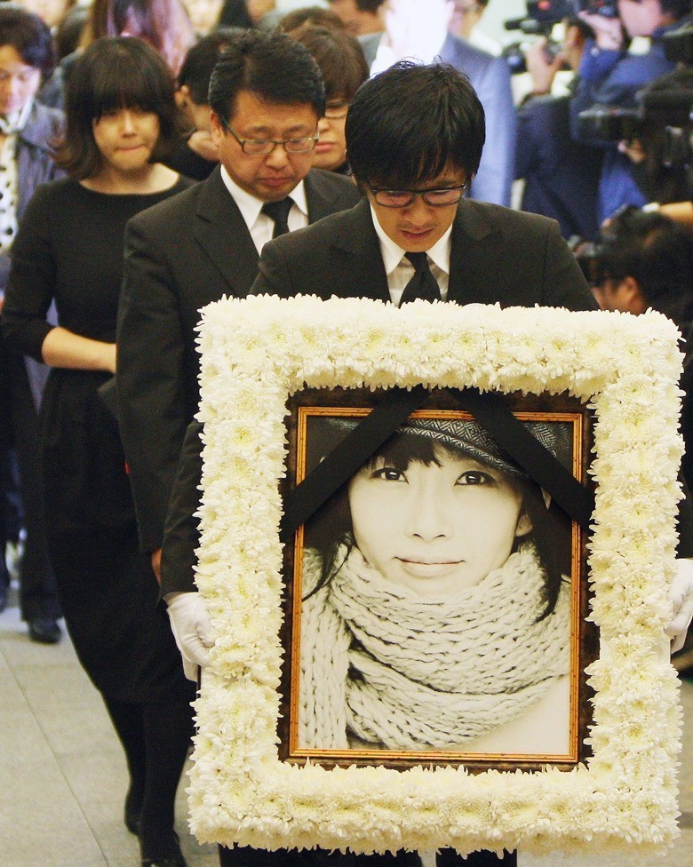 Con gái Choi Jin Sil: 5 tuổi phải lần lượt đưa tiễn bố mẹ, 16 tuổi mắc bệnh hiểm nghèo, cố sống lạc quan nhưng bị dư luận quay lưng