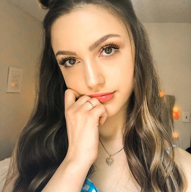 Hot girl 19 tuổi có vẻ ngoài gợi cảm, sở hữu tài sản triệu USD