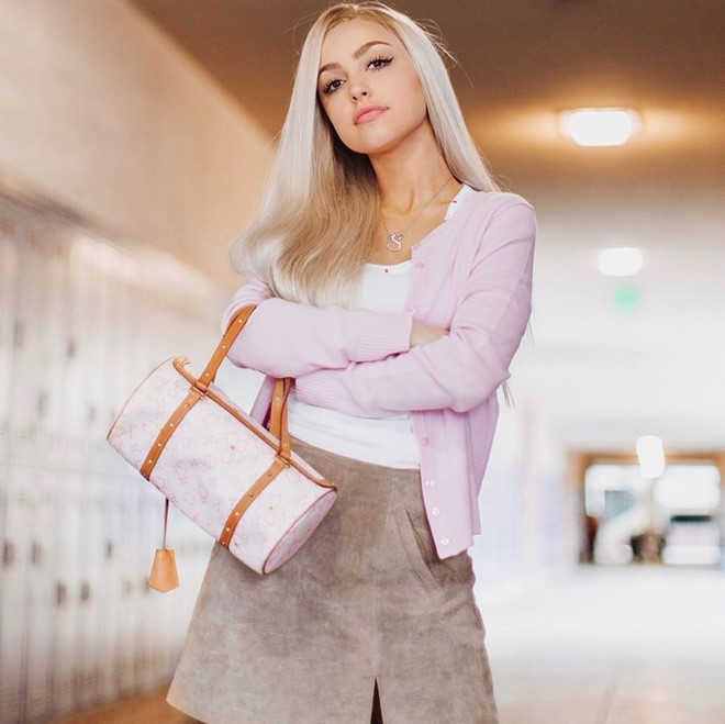 Hot girl 19 tuổi có vẻ ngoài gợi cảm, sở hữu tài sản triệu USD