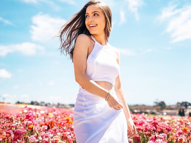 Hot girl 19 tuổi có vẻ ngoài gợi cảm, sở hữu tài sản triệu USD