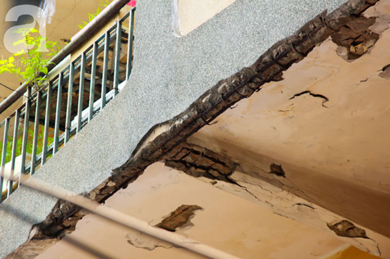 Người Sài Gòn sống trong chung cư xuống cấp, tường nhà nứt toác phải cột bằng dây kẽm, đổ sập bất cứ lúc nào