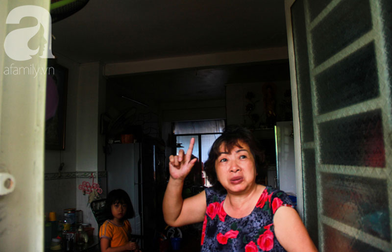 Người Sài Gòn sống trong chung cư xuống cấp, tường nhà nứt toác phải cột bằng dây kẽm, đổ sập bất cứ lúc nào