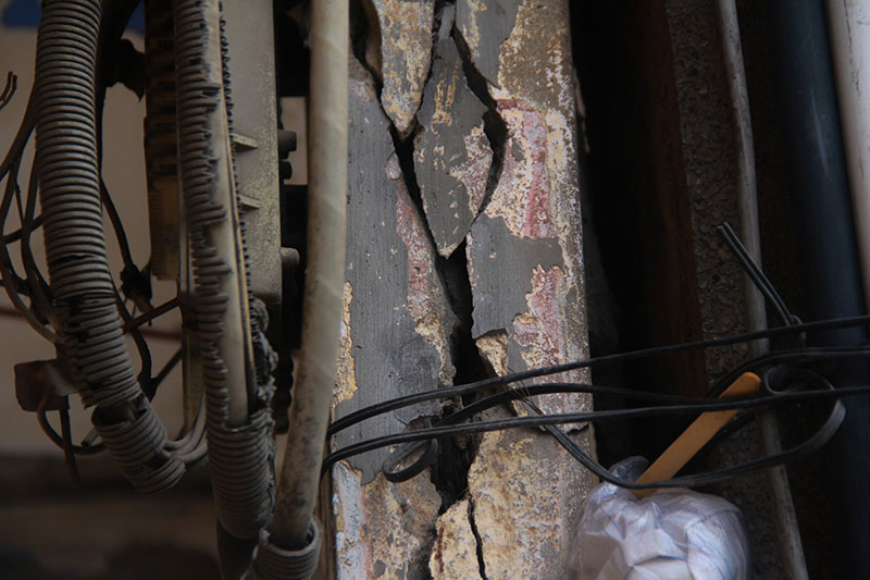 Người Sài Gòn sống trong chung cư xuống cấp, tường nhà nứt toác phải cột bằng dây kẽm, đổ sập bất cứ lúc nào