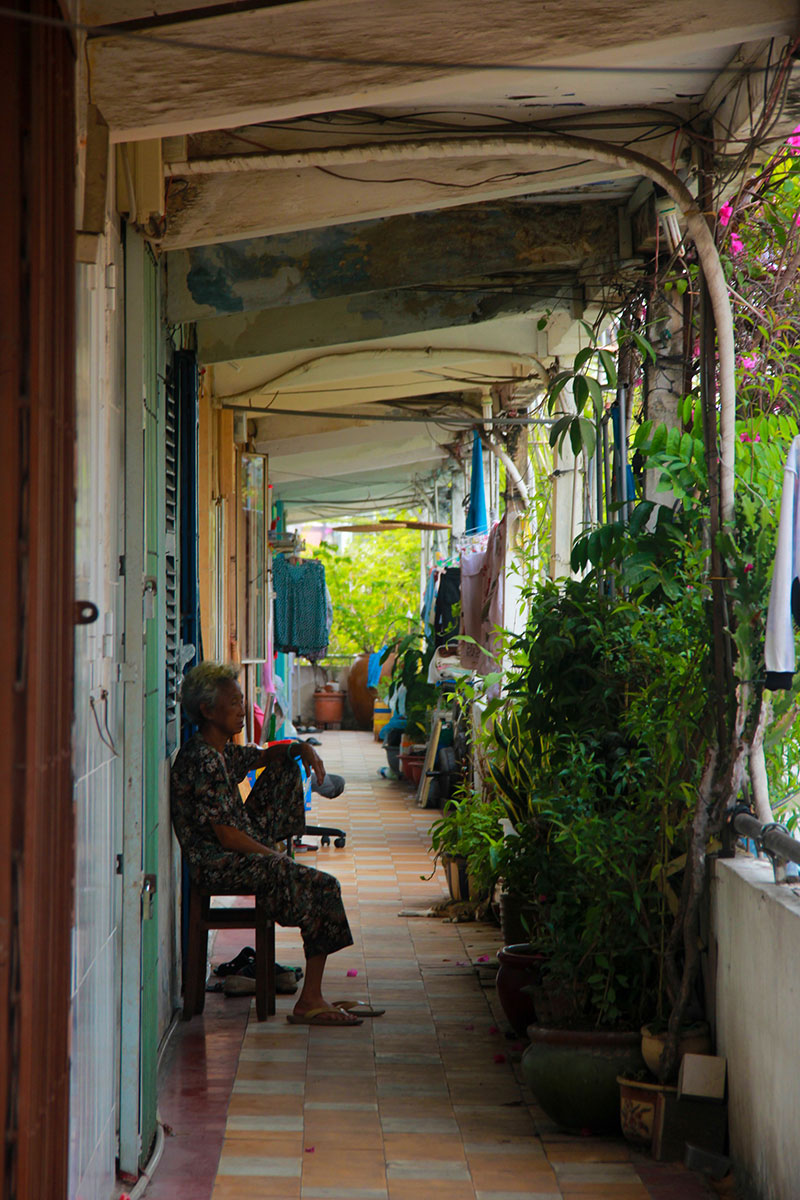 Người Sài Gòn sống trong chung cư xuống cấp, tường nhà nứt toác phải cột bằng dây kẽm, đổ sập bất cứ lúc nào