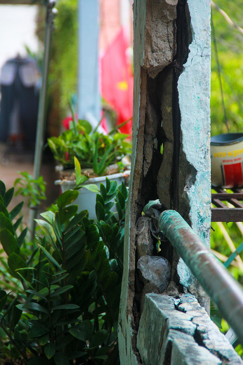 Người Sài Gòn sống trong chung cư xuống cấp, tường nhà nứt toác phải cột bằng dây kẽm, đổ sập bất cứ lúc nào