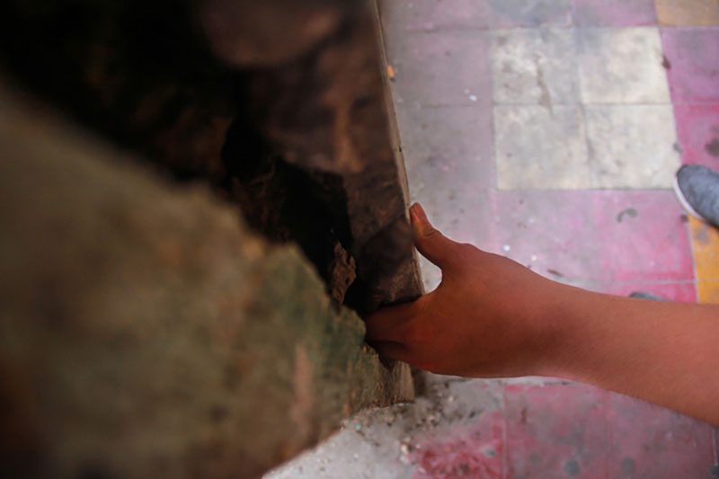 Người Sài Gòn sống trong chung cư xuống cấp, tường nhà nứt toác phải cột bằng dây kẽm, đổ sập bất cứ lúc nào