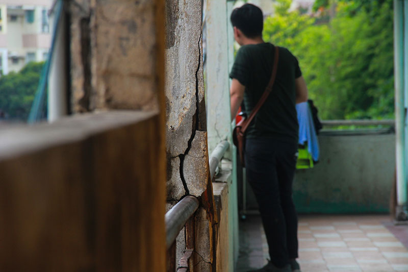 Người Sài Gòn sống trong chung cư xuống cấp, tường nhà nứt toác phải cột bằng dây kẽm, đổ sập bất cứ lúc nào