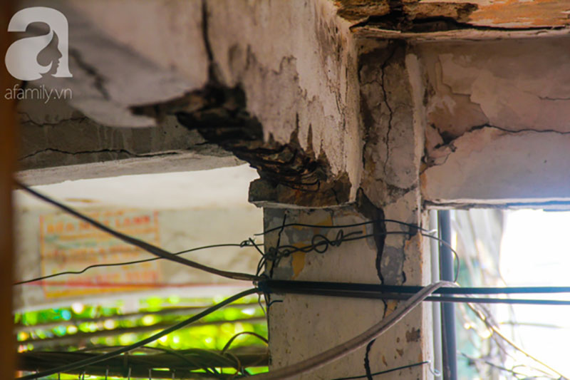 Người Sài Gòn sống trong chung cư xuống cấp, tường nhà nứt toác phải cột bằng dây kẽm, đổ sập bất cứ lúc nào