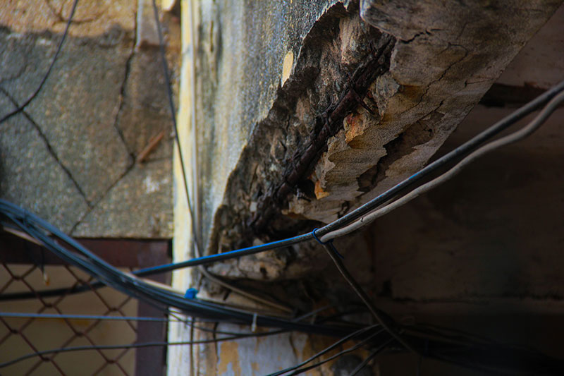 Người Sài Gòn sống trong chung cư xuống cấp, tường nhà nứt toác phải cột bằng dây kẽm, đổ sập bất cứ lúc nào