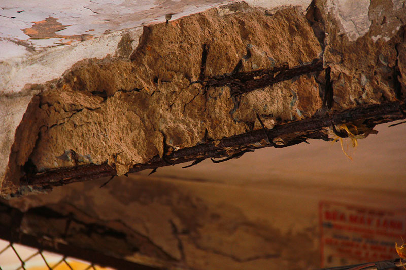 Người Sài Gòn sống trong chung cư xuống cấp, tường nhà nứt toác phải cột bằng dây kẽm, đổ sập bất cứ lúc nào