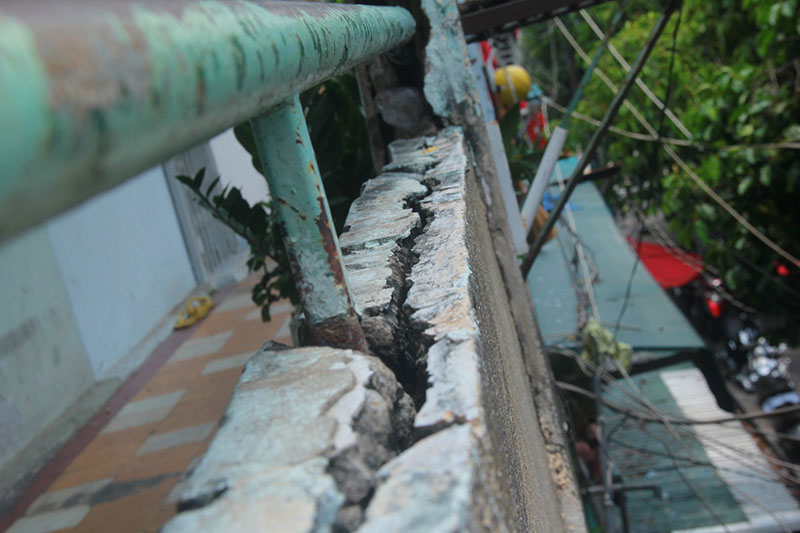Người Sài Gòn sống trong chung cư xuống cấp, tường nhà nứt toác phải cột bằng dây kẽm, đổ sập bất cứ lúc nào