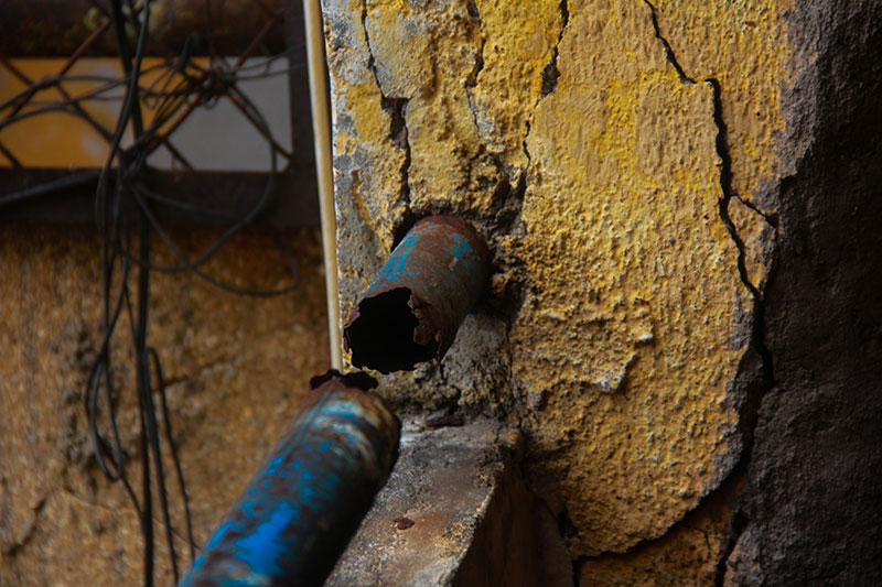 Người Sài Gòn sống trong chung cư xuống cấp, tường nhà nứt toác phải cột bằng dây kẽm, đổ sập bất cứ lúc nào