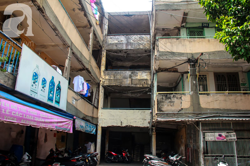 Người Sài Gòn sống trong chung cư xuống cấp, tường nhà nứt toác phải cột bằng dây kẽm, đổ sập bất cứ lúc nào
