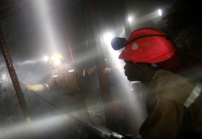 1.800 công nhân mắc kẹt trong mỏ bạch kim ở Nam Phi