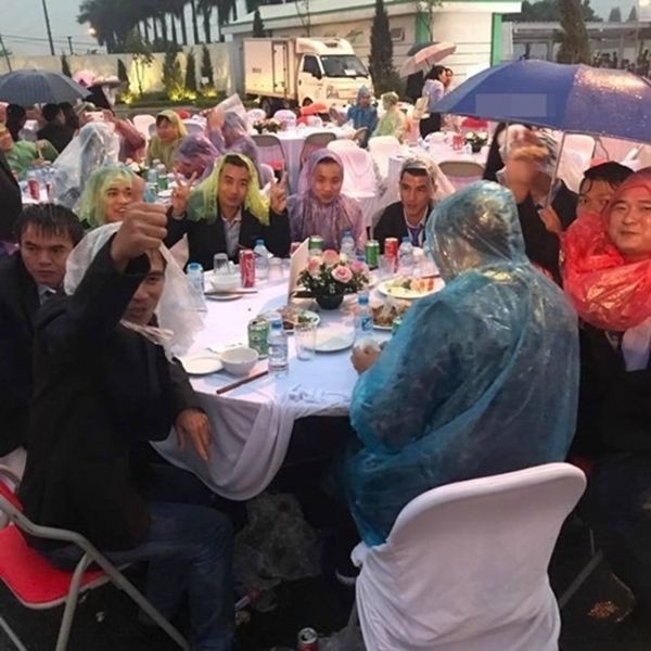 Đám cưới đúng ngày mưa gió bão bùng, cô dâu chú rể hoang mang nhìn hôn trường tan tác trong ngày trọng đại