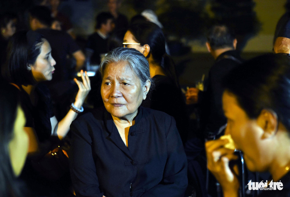 Đồng nghiệp khóc nghẹn trong đám tang nghệ sĩ Lê Bình