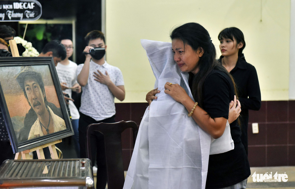 Đồng nghiệp khóc nghẹn trong đám tang nghệ sĩ Lê Bình