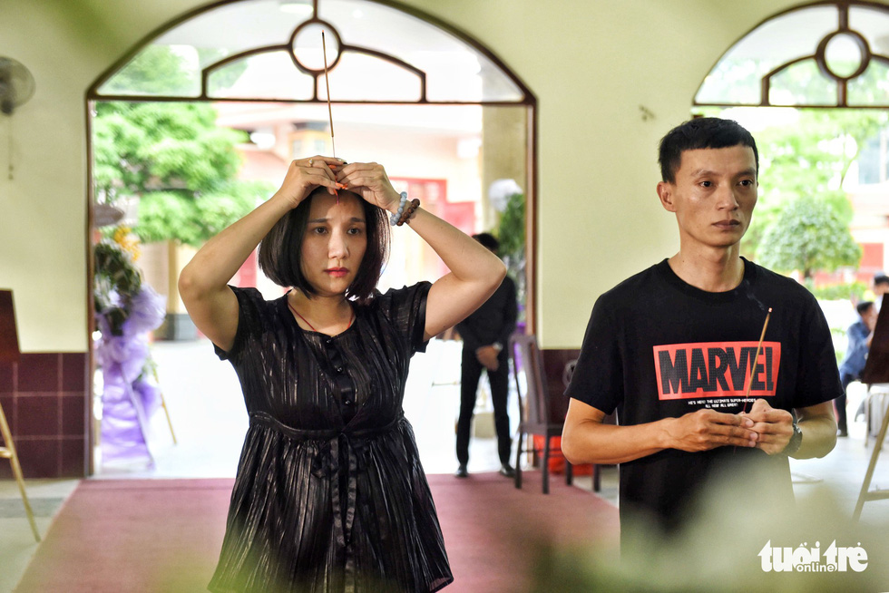 Đồng nghiệp khóc nghẹn trong đám tang nghệ sĩ Lê Bình