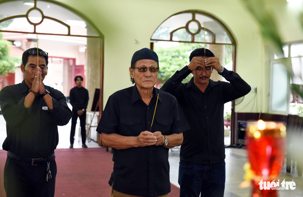 Đồng nghiệp khóc nghẹn trong đám tang nghệ sĩ Lê Bình