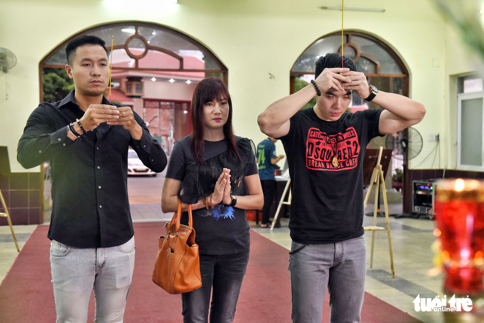 Đồng nghiệp khóc nghẹn trong đám tang nghệ sĩ Lê Bình