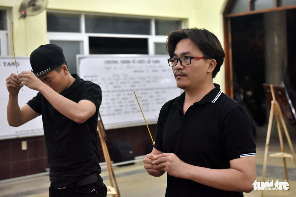 Đồng nghiệp khóc nghẹn trong đám tang nghệ sĩ Lê Bình