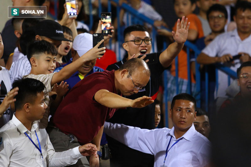 Sau cái lắc đầu của Thành Lương & lời tố bầu Đức là nỗi lo lớn của thầy Park