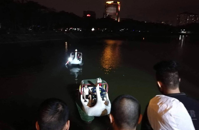 Hà Nội: Tài xế ô tô 4 chỗ mất lái, lao xe xuống hồ Linh Đàm khiến nhiều người thót tim