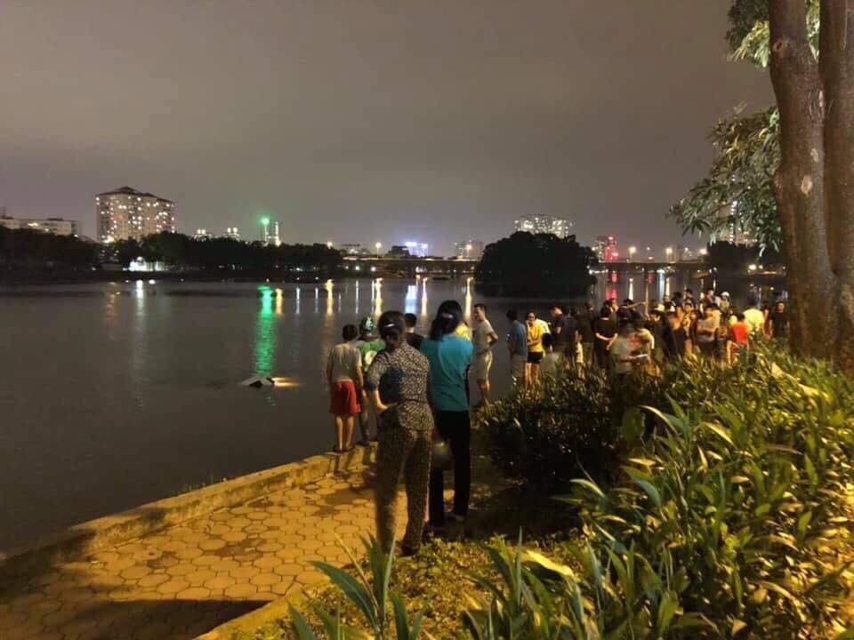 Hà Nội: Tài xế ô tô 4 chỗ mất lái, lao xe xuống hồ Linh Đàm khiến nhiều người thót tim