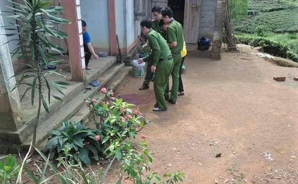 Mâu thuẫn gia đình, bố cầm búa đập vỡ đầu con trai