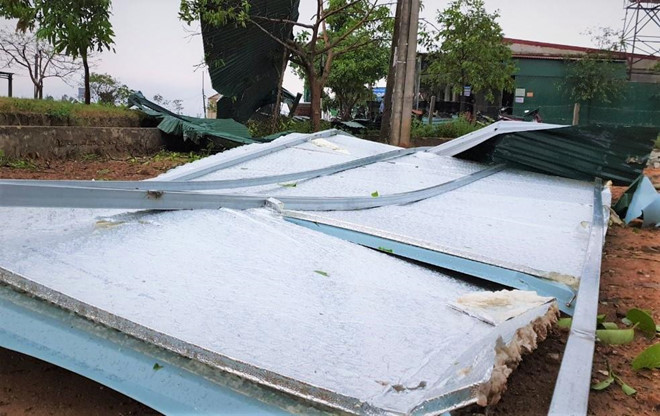 Mưa lớn kèm lốc xoáy thổi bay hơn 100 mái nhà